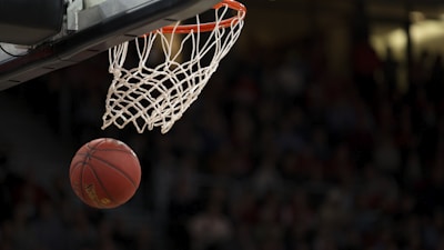 NBA总决赛直播画面 - 美国职业篮球联赛总决赛，球员在篮球场上激烈对抗投篮